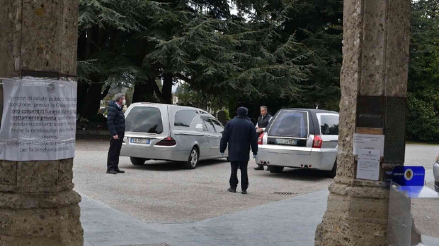 Funerali senza Messa e «ristretti»? Ma la Chiesa c’è. E anche la comunità