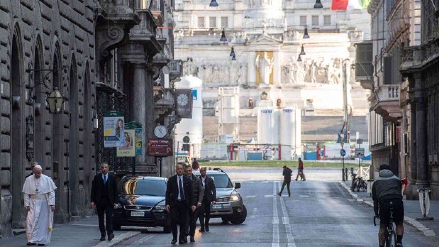 Papa Francesco "pellegrino" in preghiera per la fine della pandemia