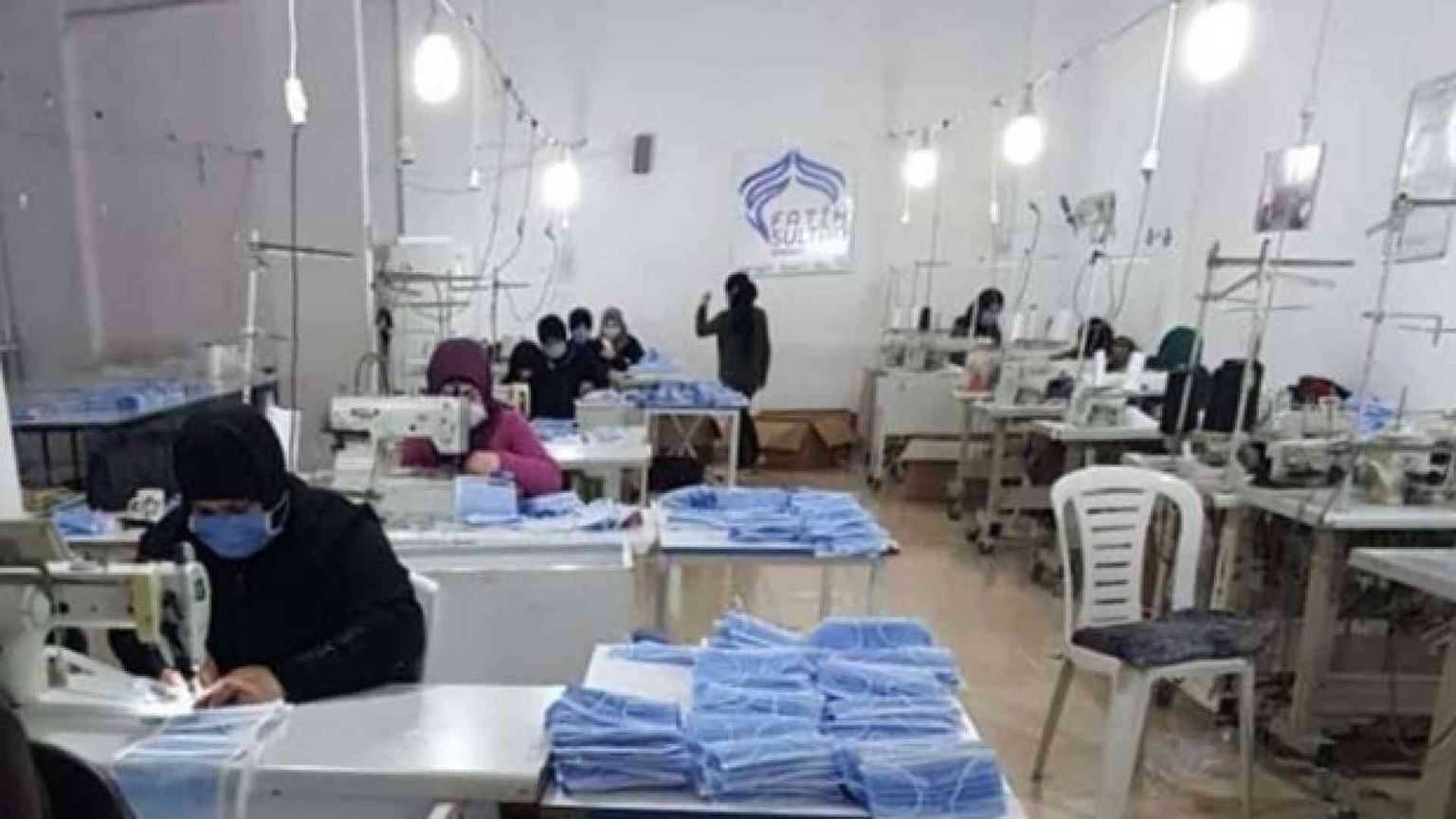 Coronavirus, ecco le donne siriane in una fabbrica a produrre mascherine