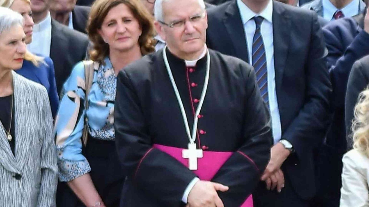 Il vescovo Beschi: «Questa settimana sono morti troppi sacerdoti»