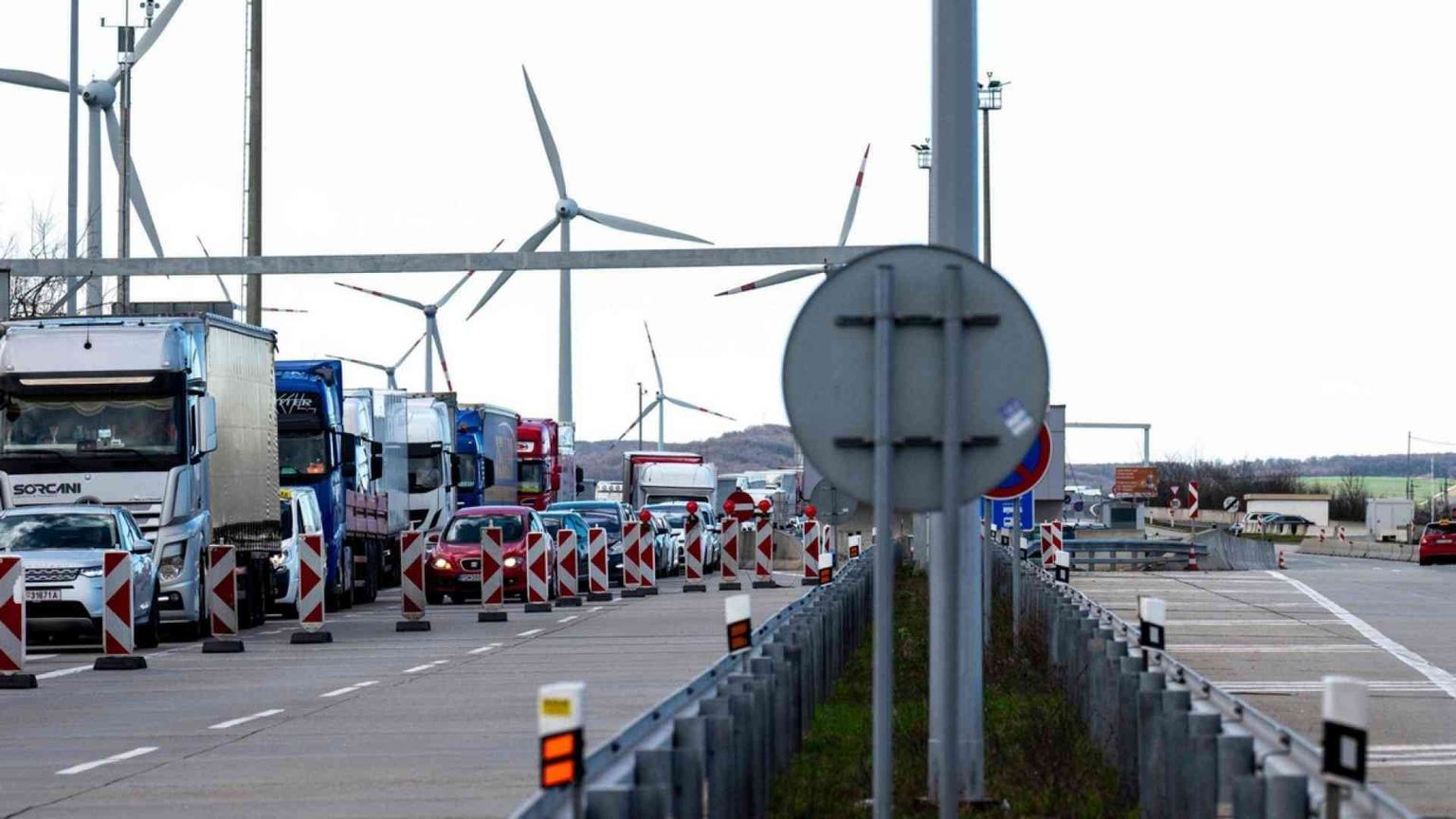 Von der Leyen: stop ai viaggi verso la Ue. La Francia sospende Schengen