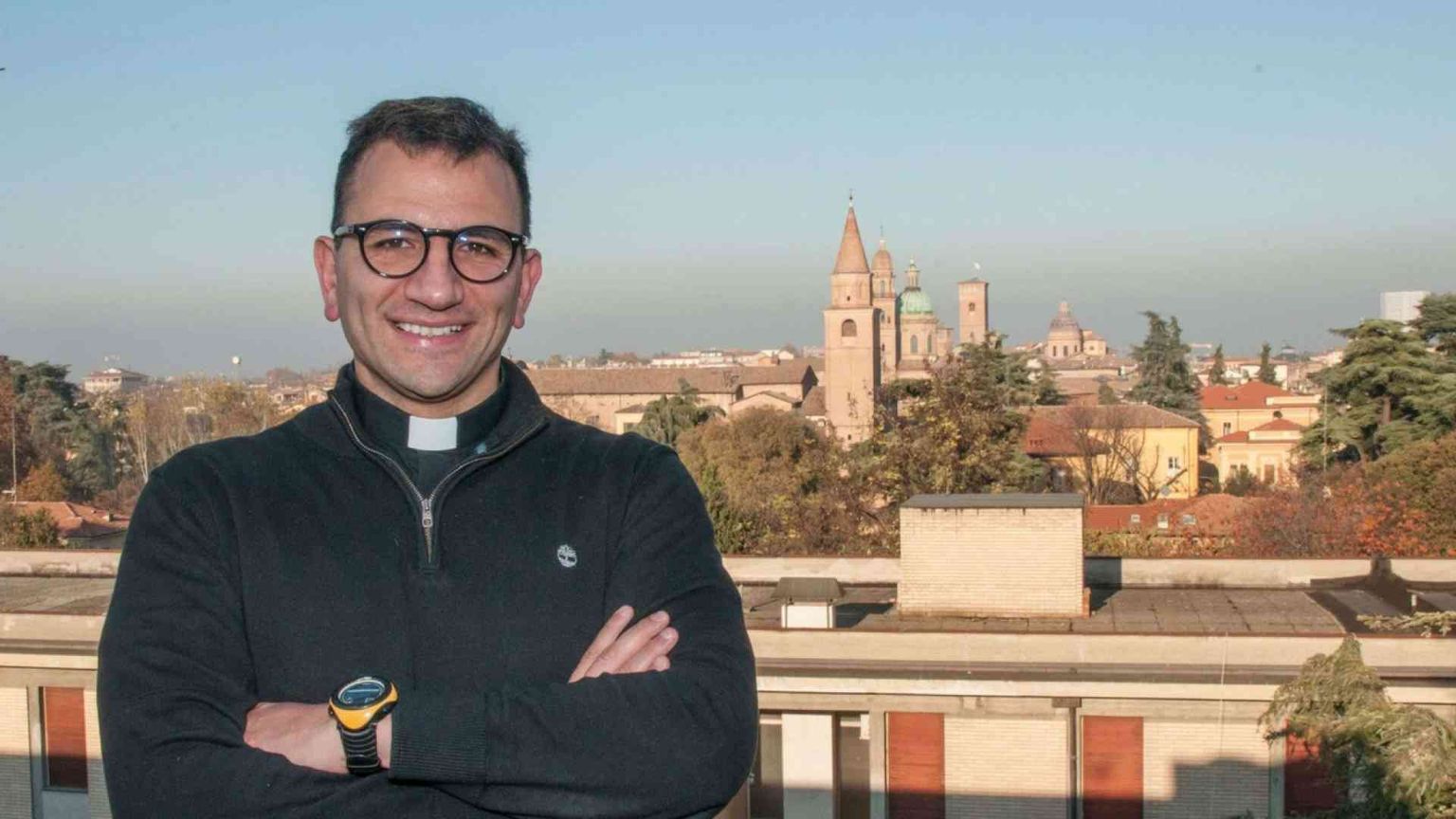 Il prete medico: "Torno in ospedale, il mio altare sarà il letto del malato"