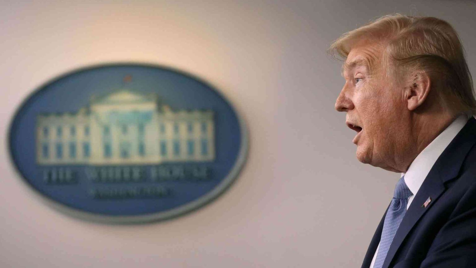 Trump cede: crisi fuori controllo. L'Oms: «Un test per l'umanità»