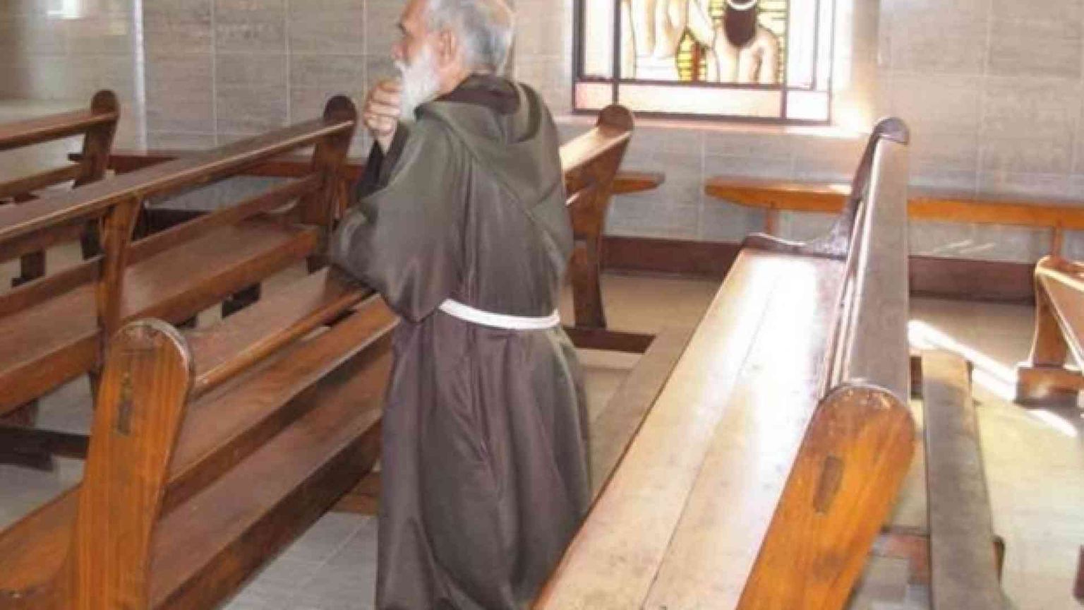 Il frate: "Metto il telefono sulle salme e prego insieme ai parenti"