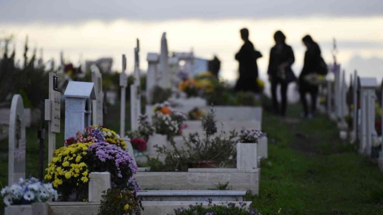 Il Venerdì di misericordia dei vescovi: in cimitero, soli, per i defunti