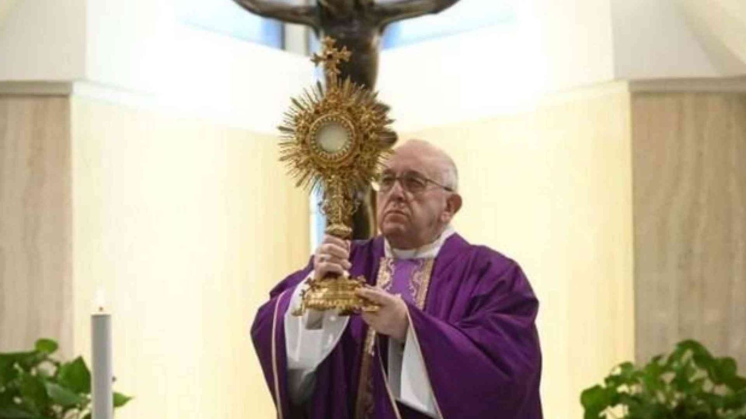 Papa prega per i medici e gli operatori sanitari che stanno dando la vita