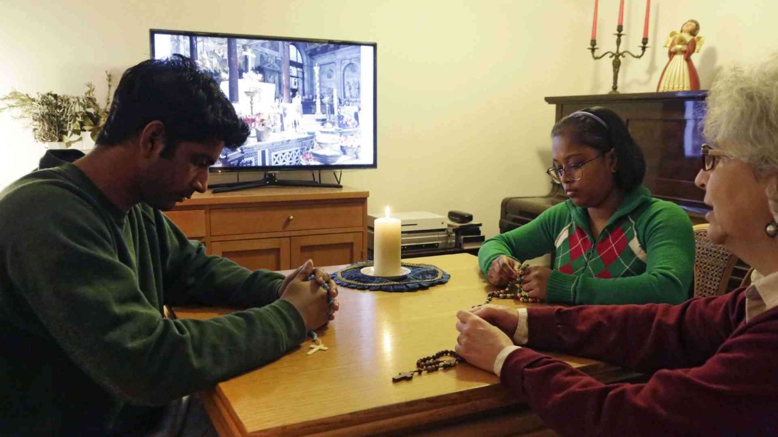 Ascolti record per il rosario su Tv2000: oltre 4 milioni di persone