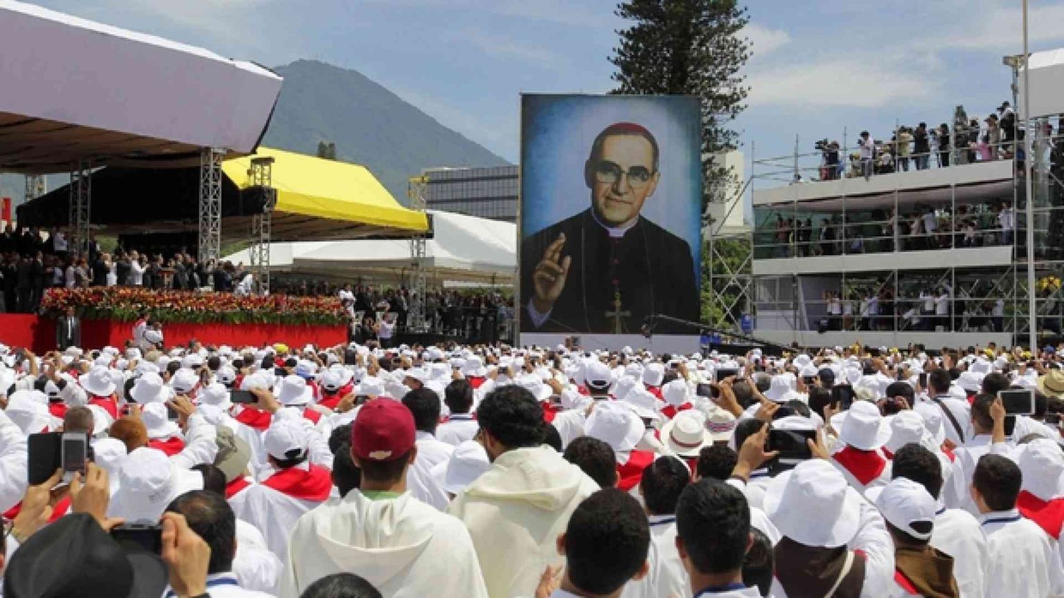 Il suo popolo illumina la memoria di Romero