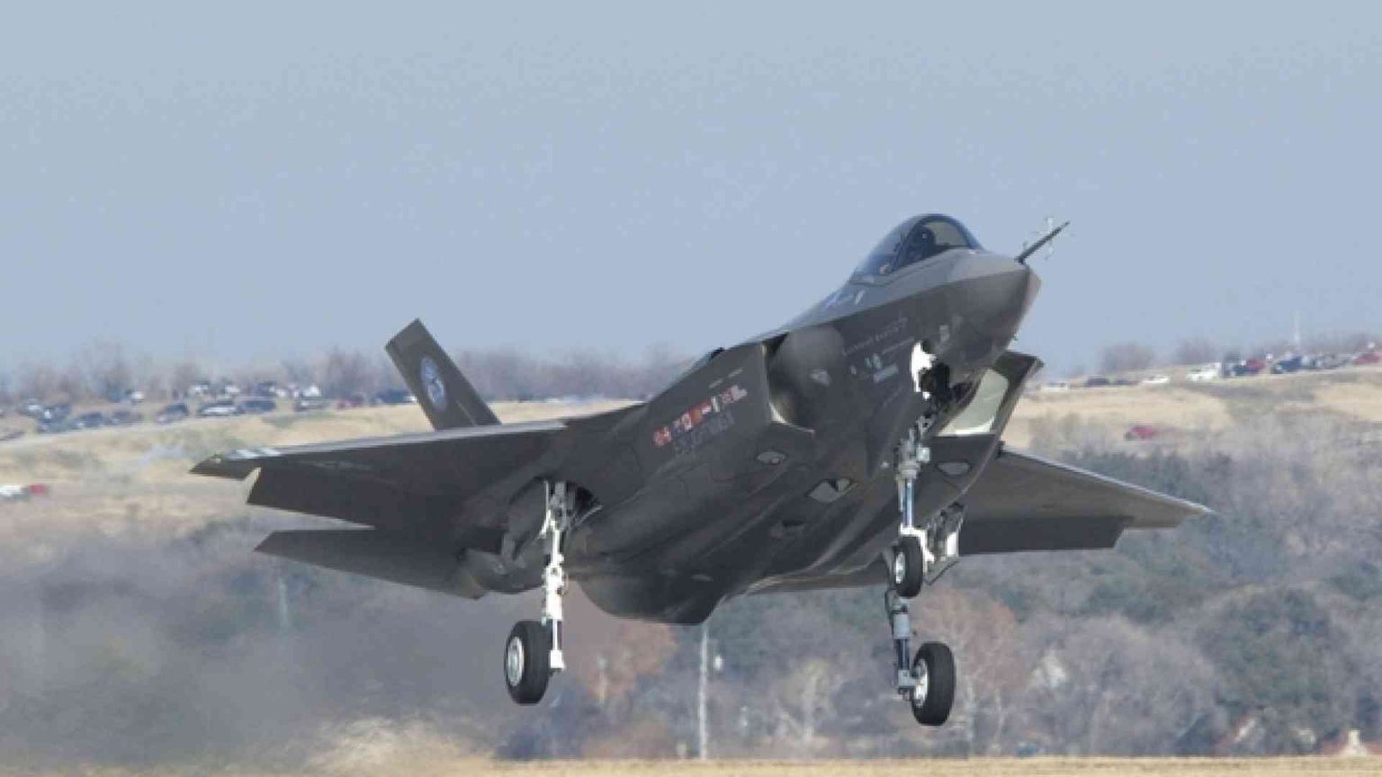 Ma le industrie delle armi restano in funzione, «perché essenziali»