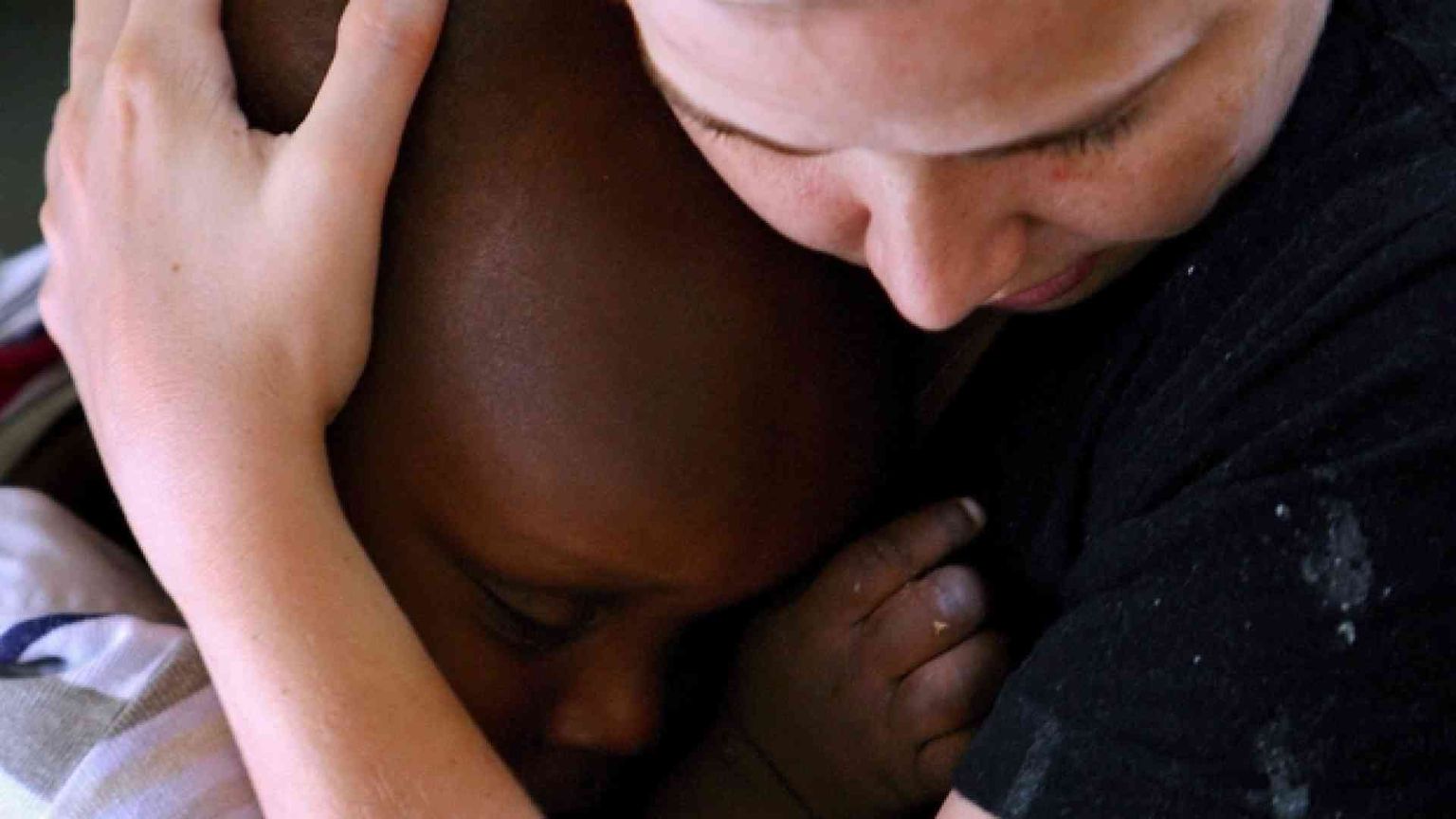 Adozioni, 44 coppie italiane bloccate all'estero