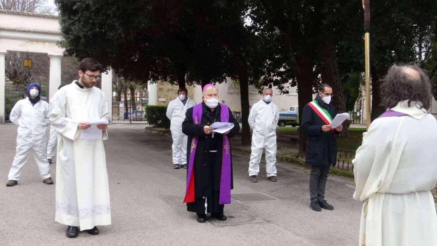 I vescovi nei cimiteri in preghiera per le vittime