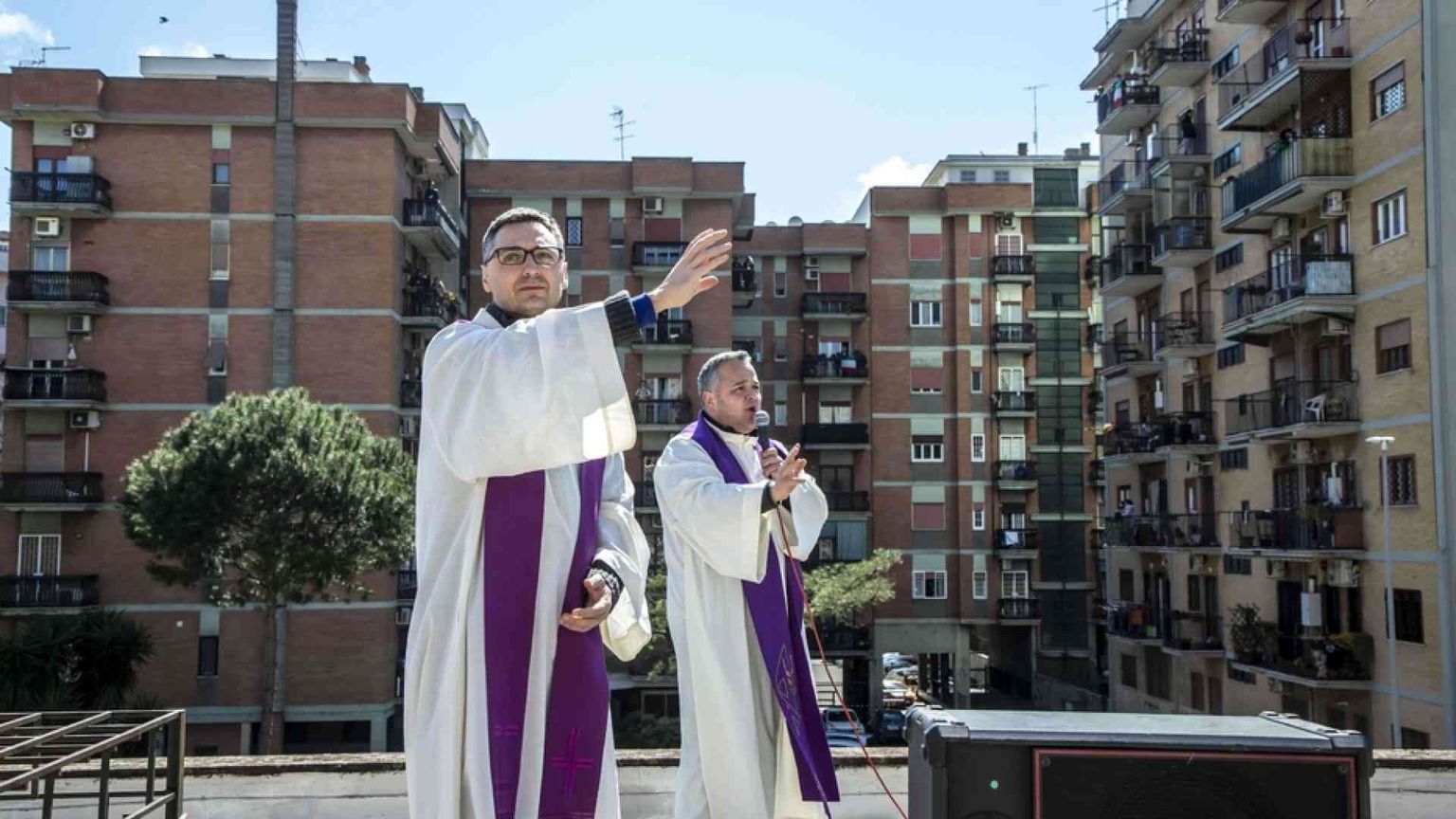Sui tetti di Roma (e dalle finestre) la supplica alla Madonna di Pompei