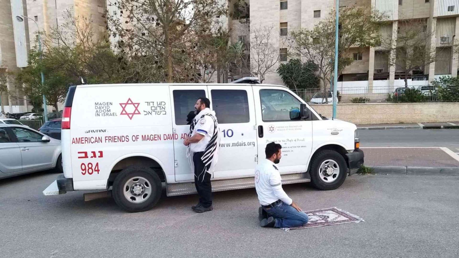 Uno ebreo, l'altro musulmano: i due paramedici pregano assieme