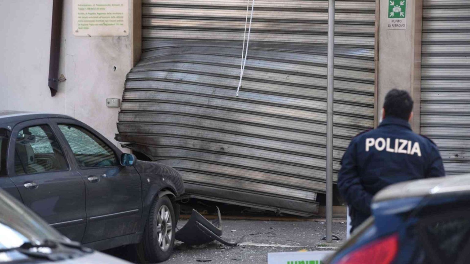 Foggia, bomba mafiosa in pieno giorno malgrado l'emergenza Covid-19