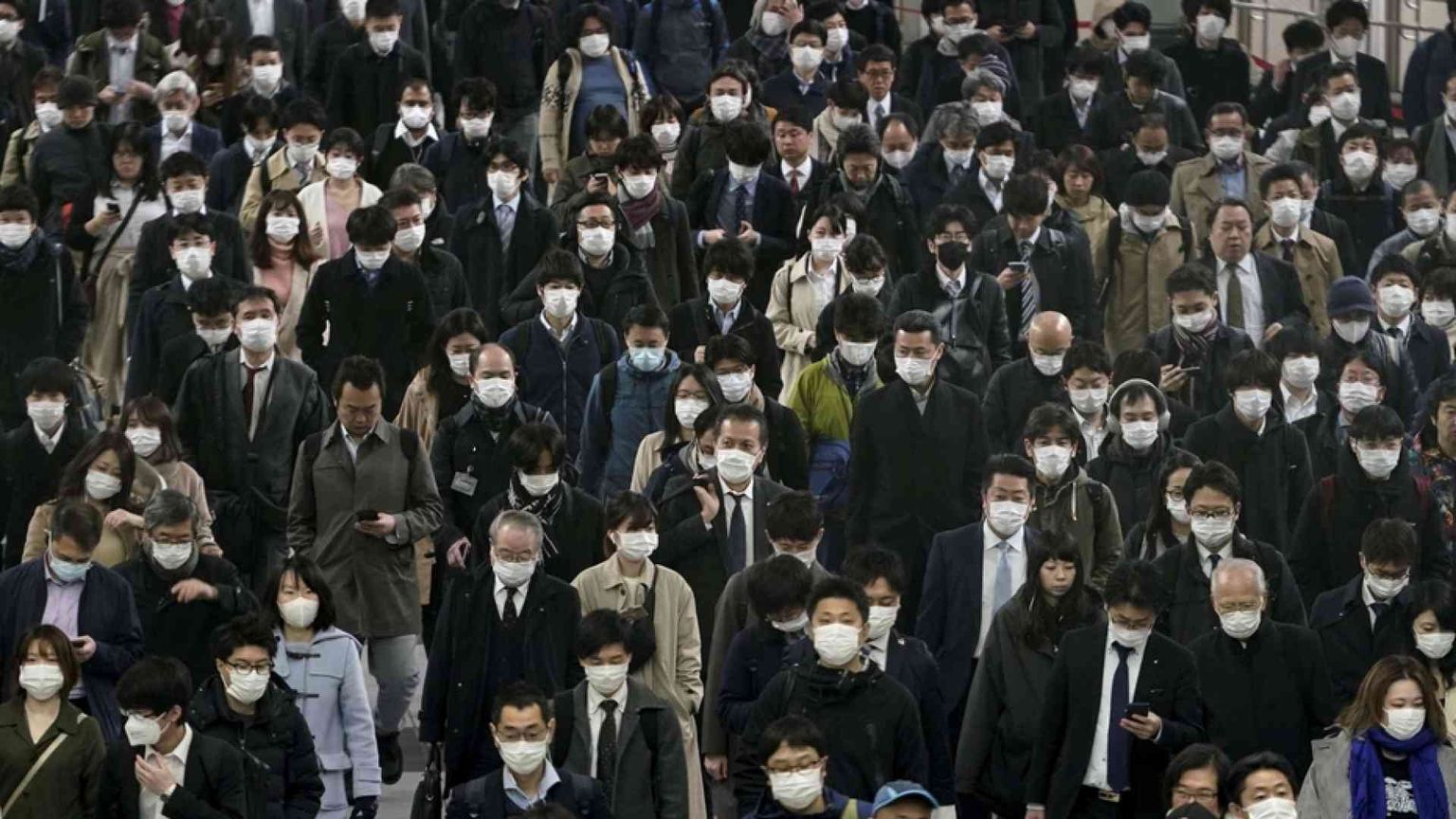 Il Giappone di Abe teme quasi più i tamponi della pandemia