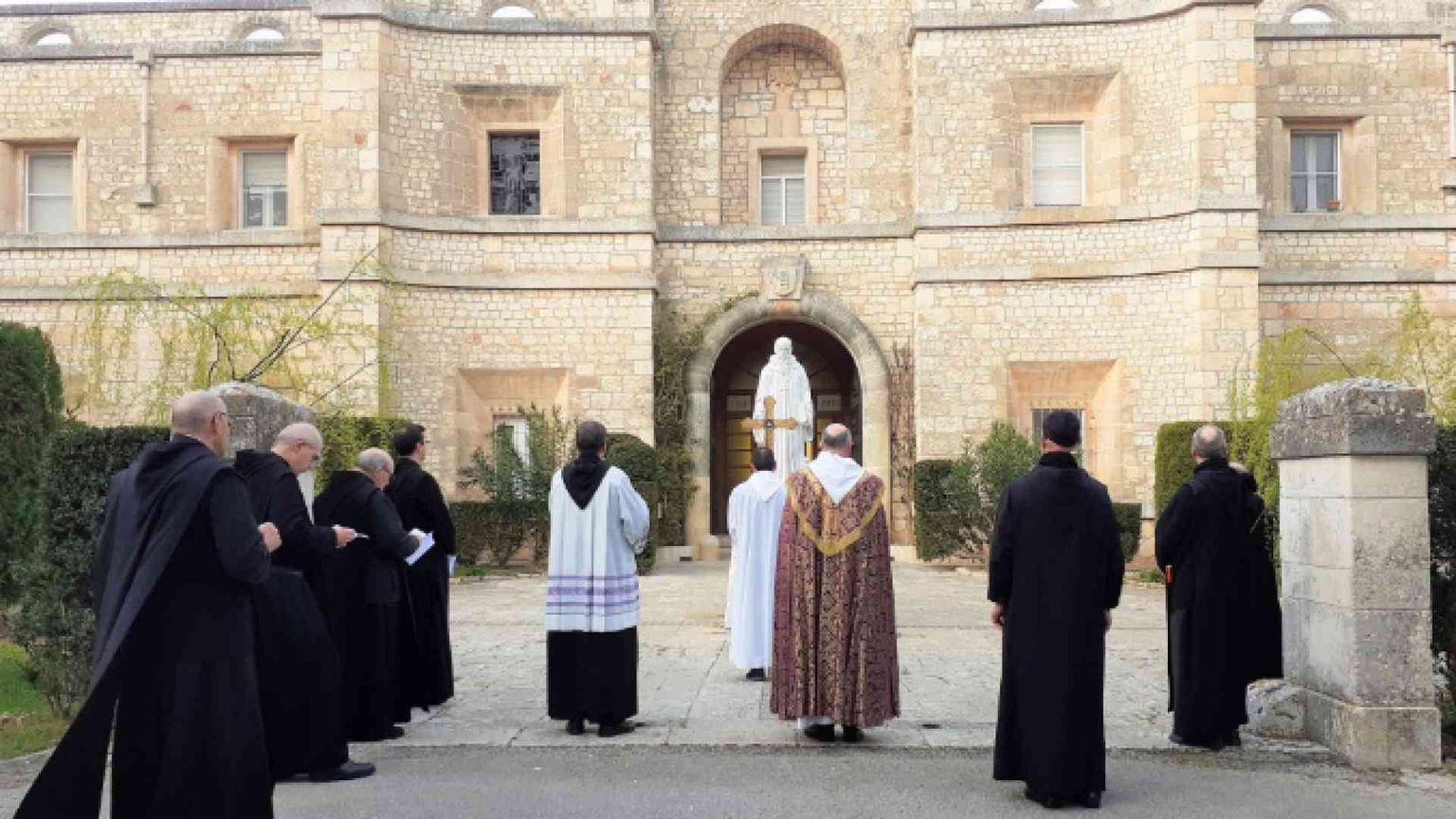 Coronavirus, a Noci i monaci riscoprono l'antico rito delle Rogazioni