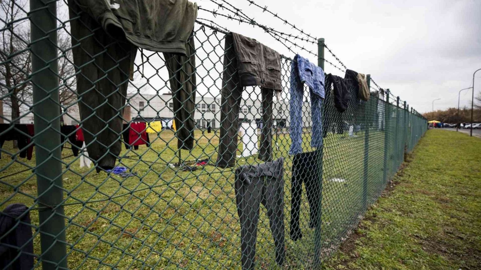 Il Viminale: i migranti restino nei centri anche senza titolo