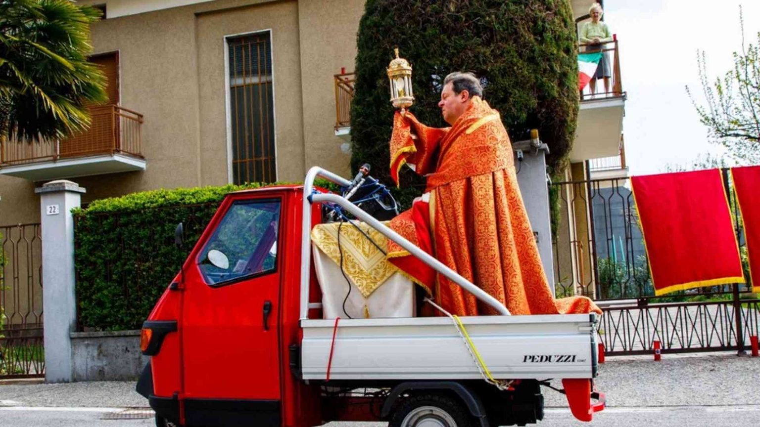 Don benedice il paese dall’Ape. «Porto Cristo fra la gente bloccata»