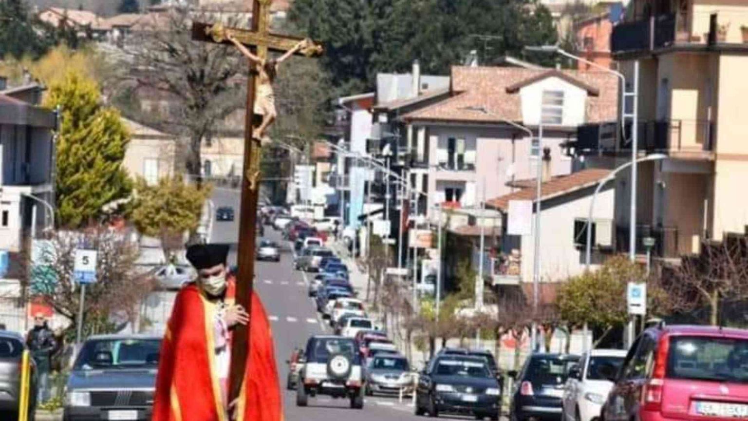 Via Crucis solitaria di don Roberto per le strade di Soveria Mannelli
