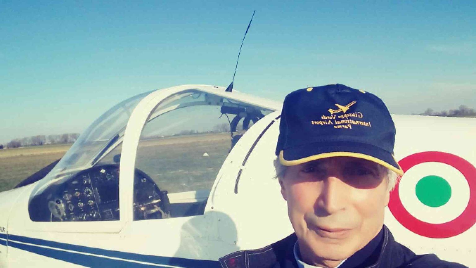 Il prete pilota abbraccia dal cielo e dal campanile i fedeli / Video