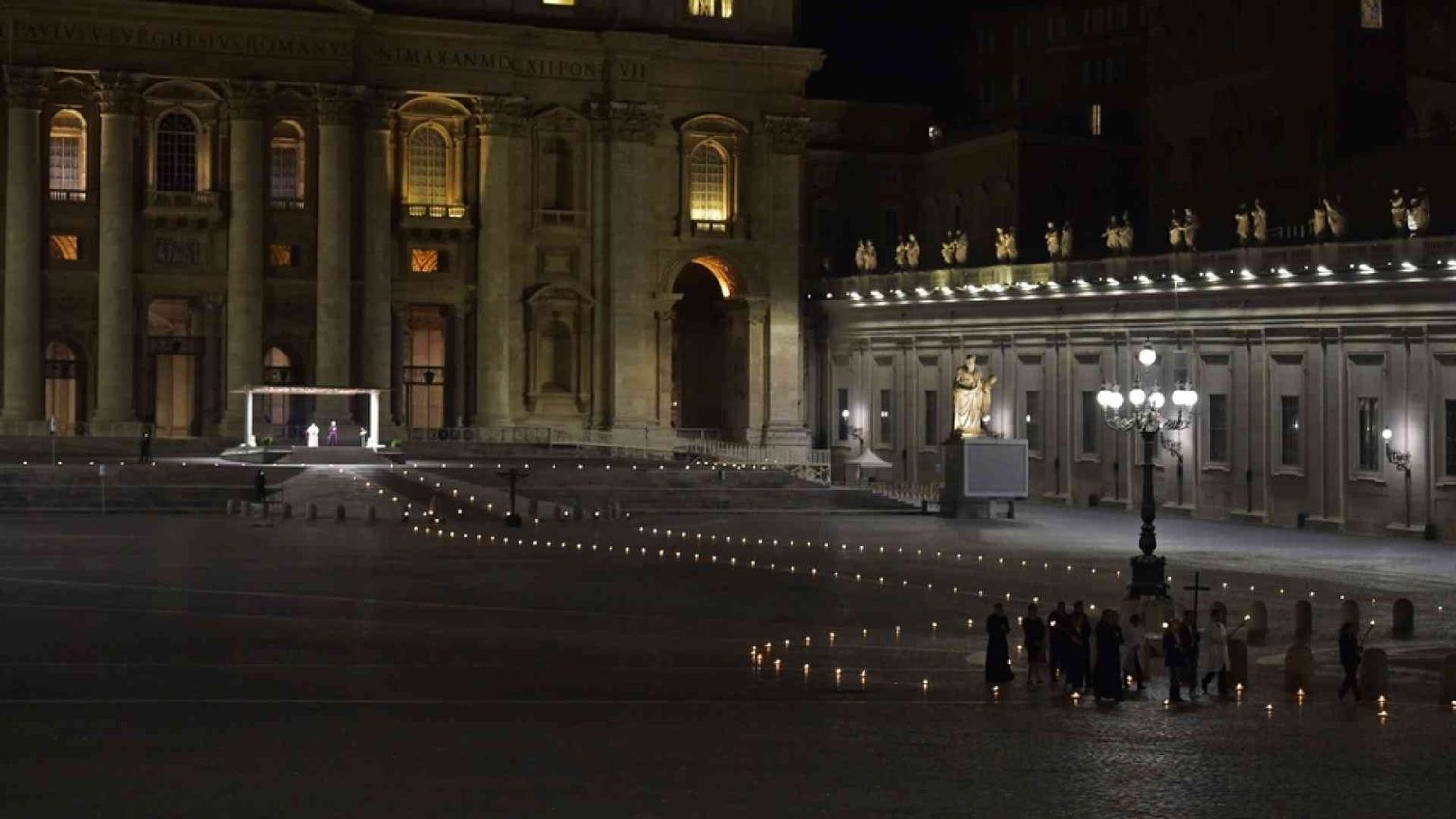 La Via Crucis con il Papa: in silenzio sui dolori del mondo