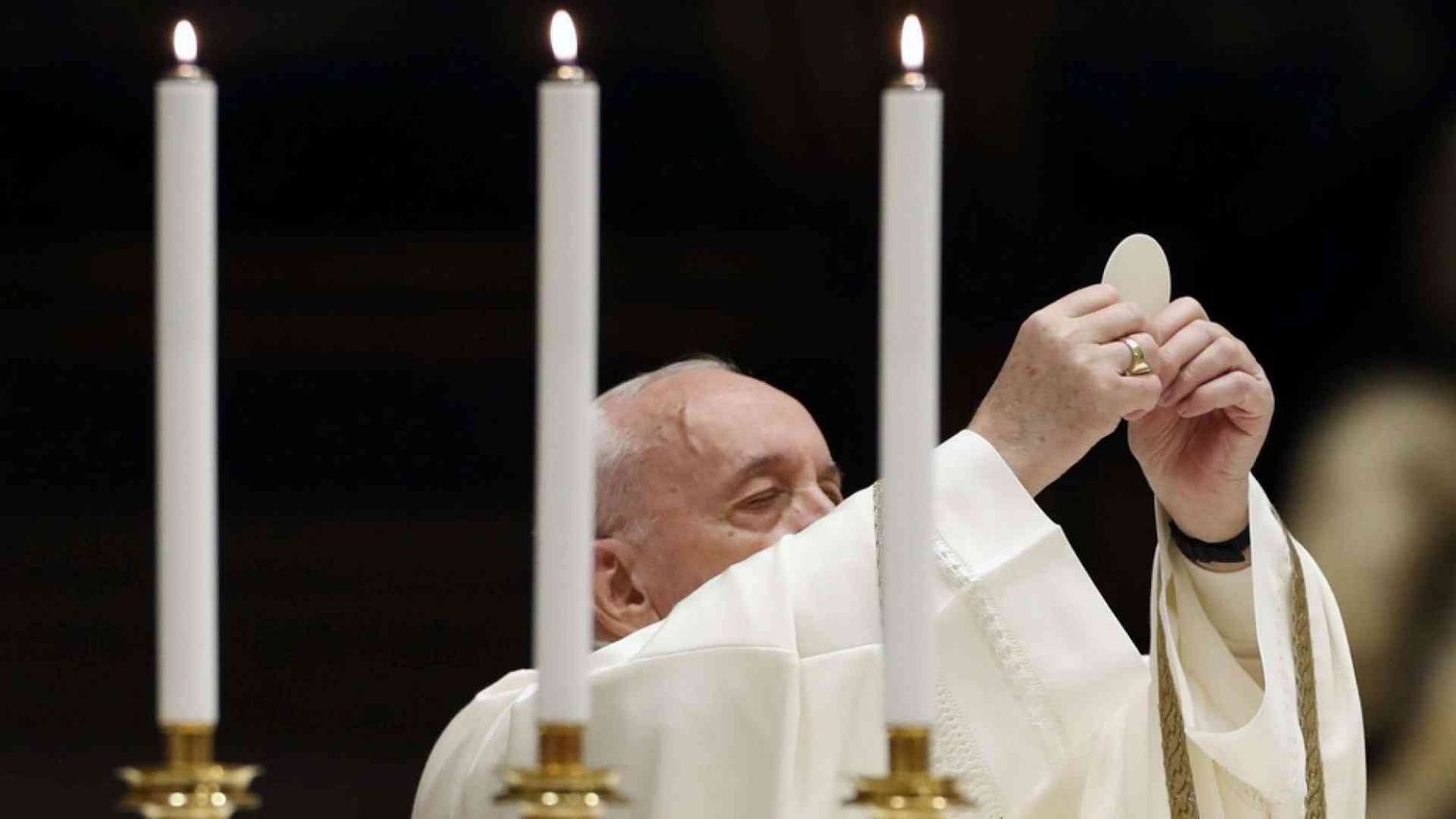 Il Papa: la Veglia Pasquale ci dona il diritto alla speranza e al coraggio