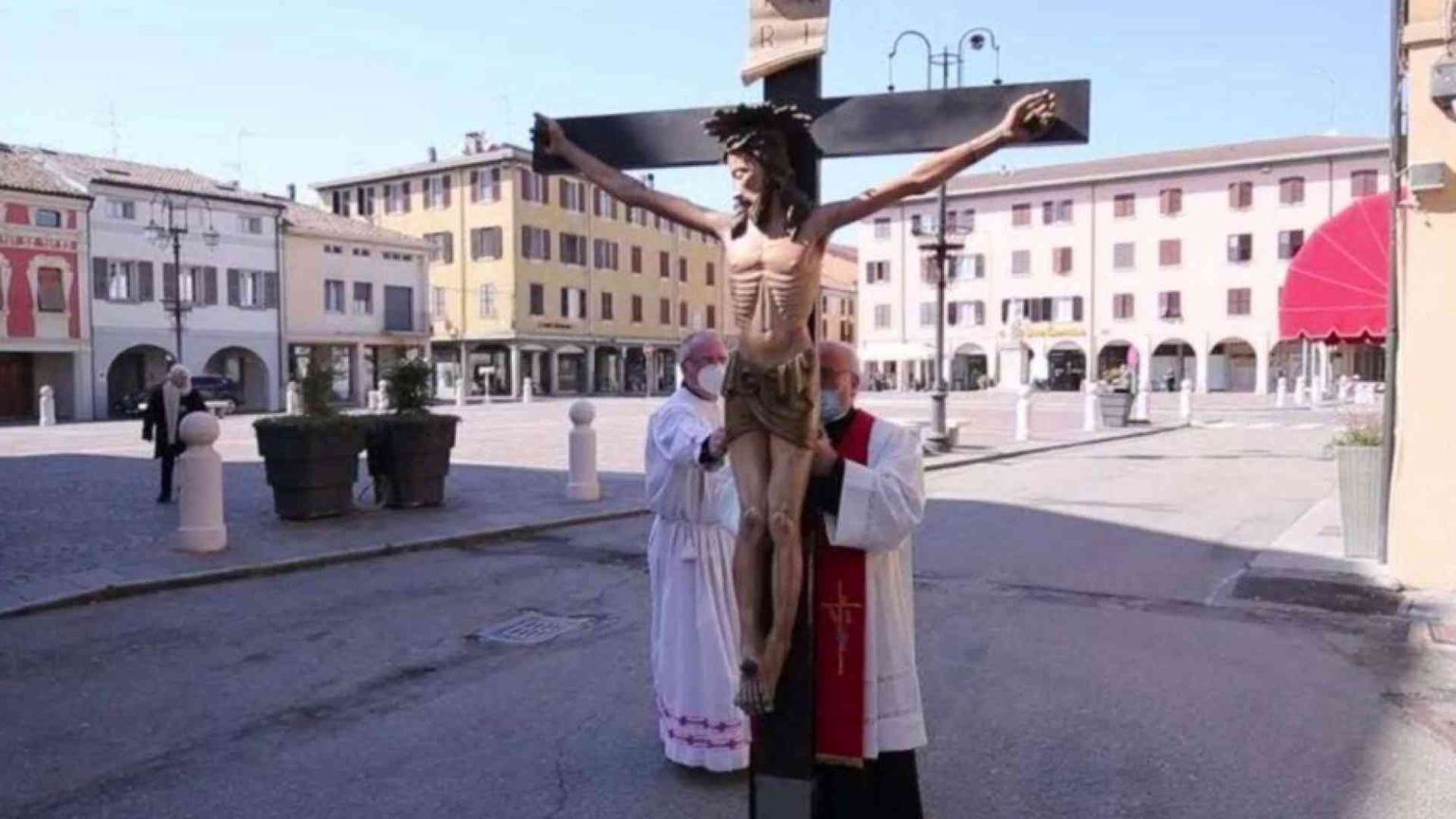 La Via Crucis a Brescello con il "Cristo parlante" di don Camillo