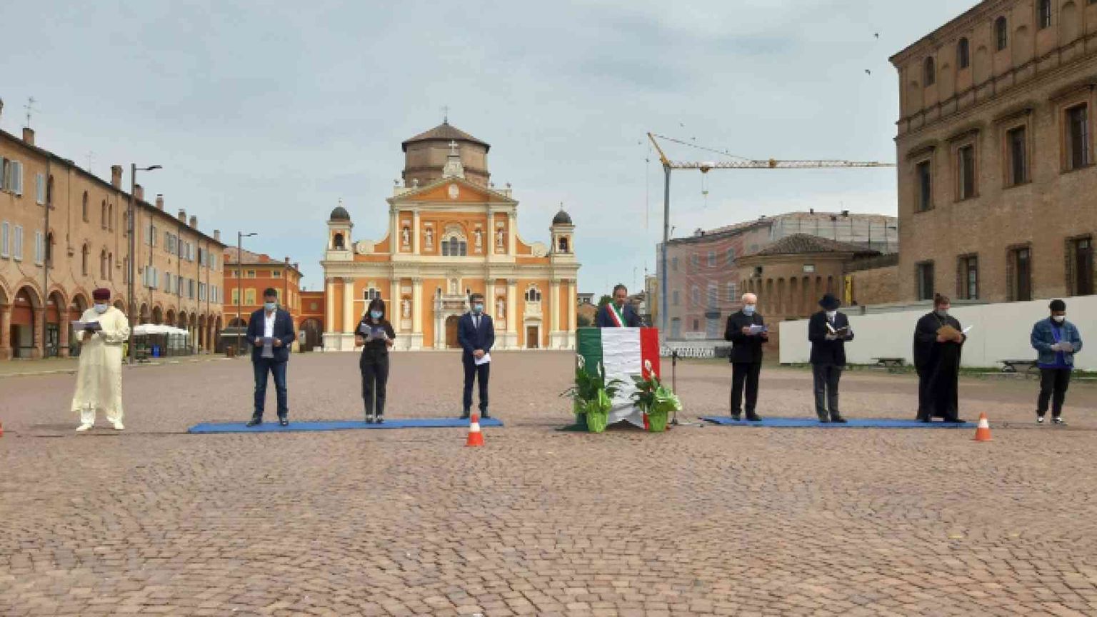 Sette confessioni religiose pregano insieme sulla piazza di Carpi