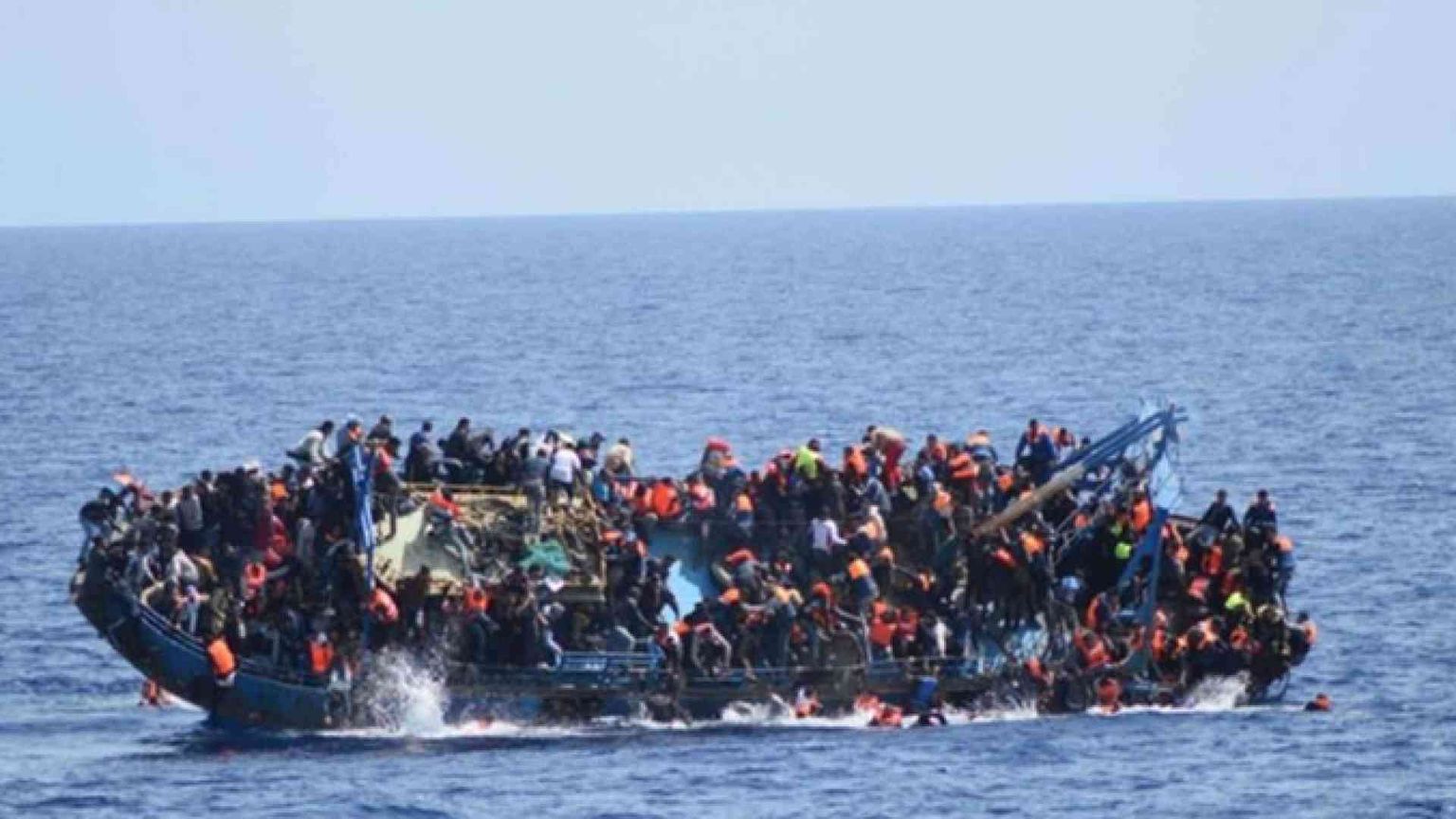 Trovato barcone disperso: 12 i morti, 47 superstiti. Giallo sul soccorso