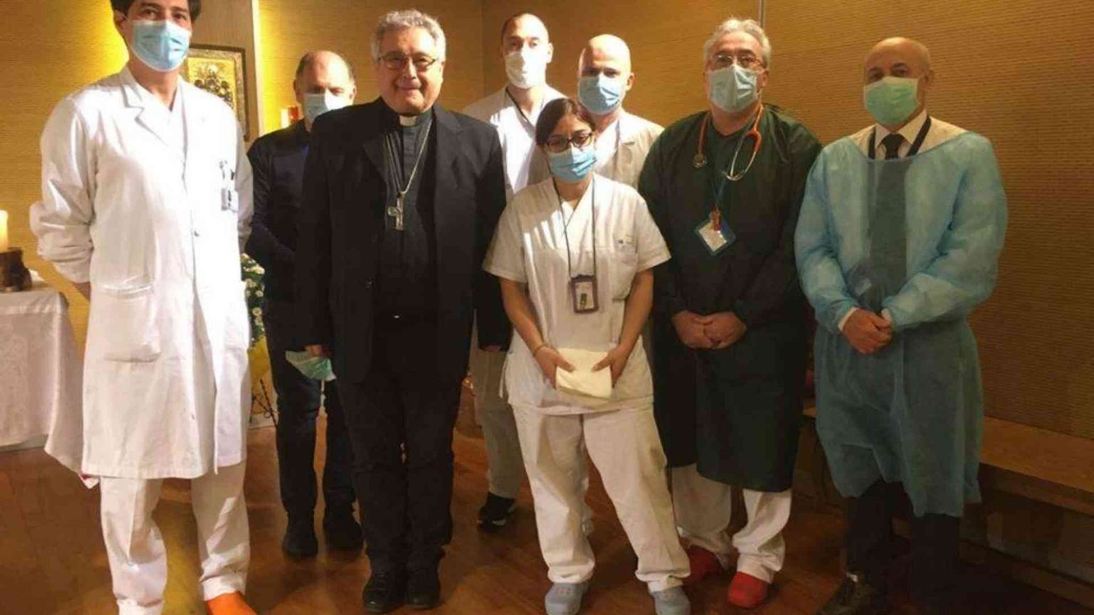 Prato, il medico che ha pianto distribuendo l'Eucarestia