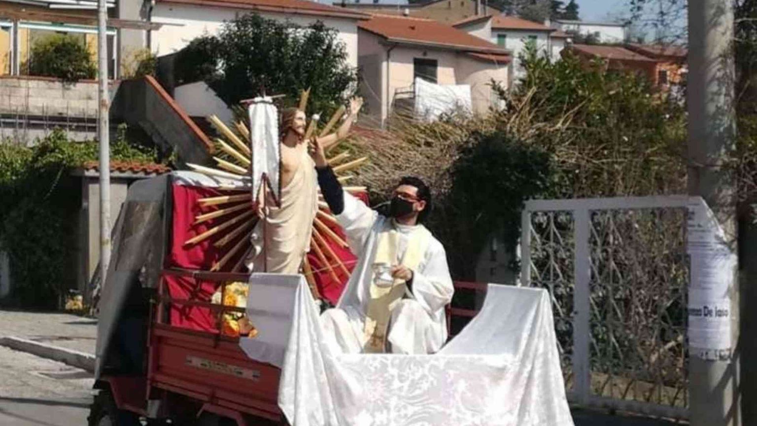 Dal trattore il parroco benedice i paesi con il Cristo Risorto