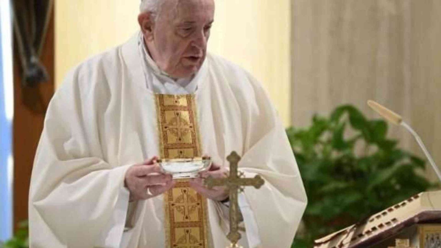 Papa attenti a fede"virtuale". La Chiesa è con popolo e con sacramenti