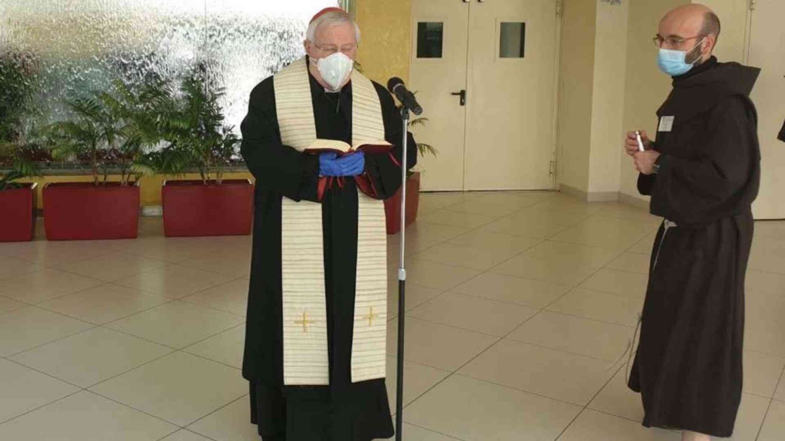 Il cardinale Bassetti visita l'ospedale e dialoga (online) con i malati Covid