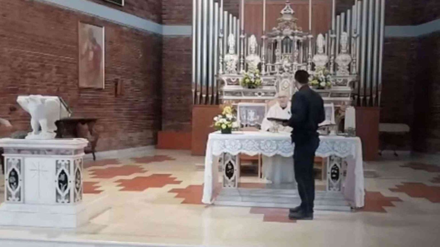 A Cremona sacerdote celebra Messa con fedeli. La diocesi: dispiaciuti