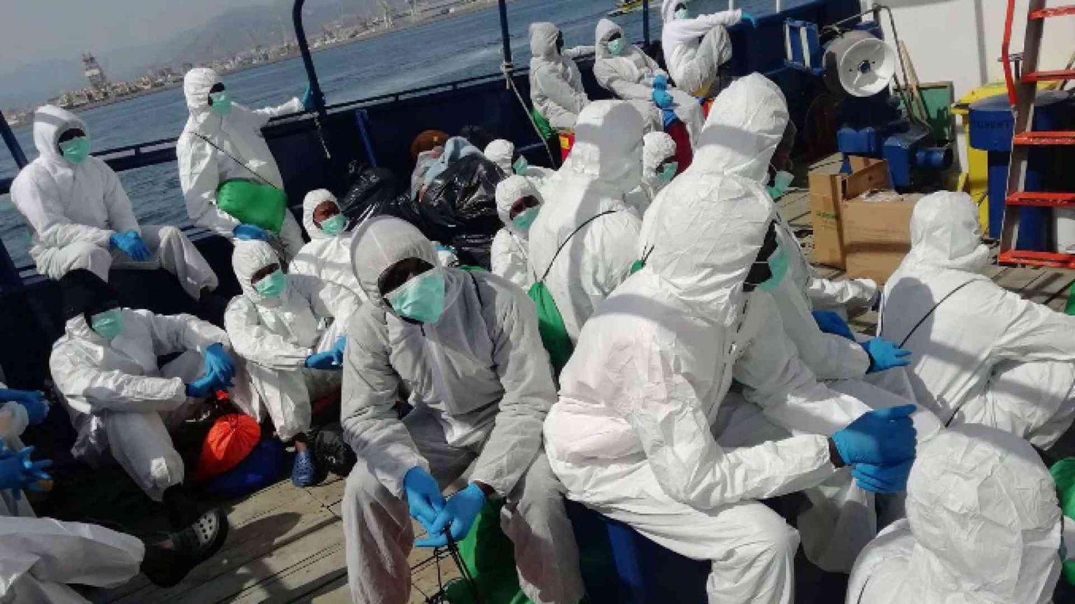 Tutti negativi i tamponi per i 222 migranti sulla "nave quarantena"