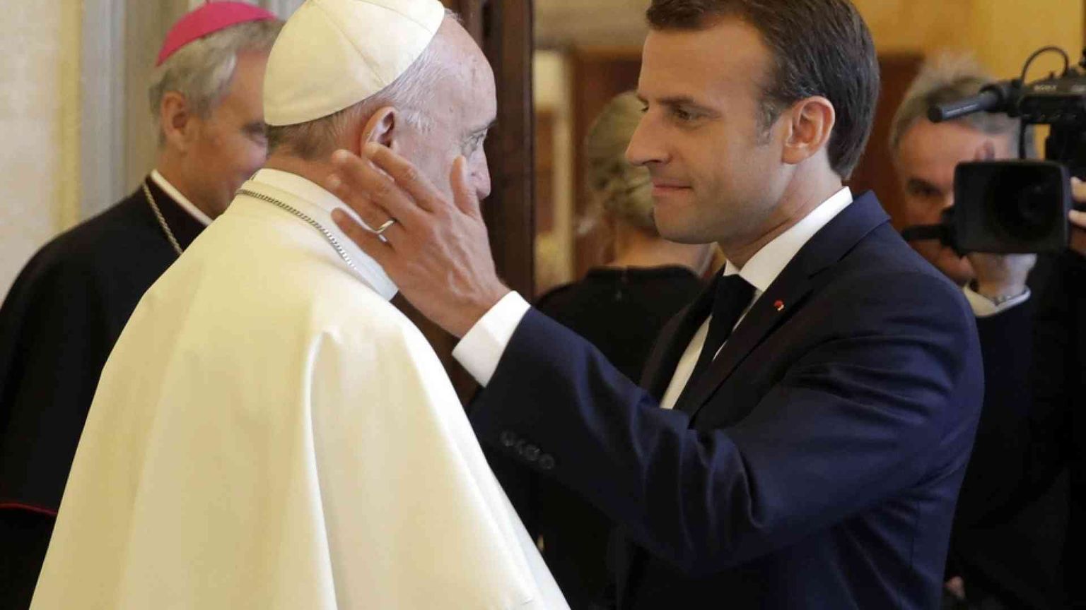 Il Papa e Macron: annullare il debito dei Paesi più poveri