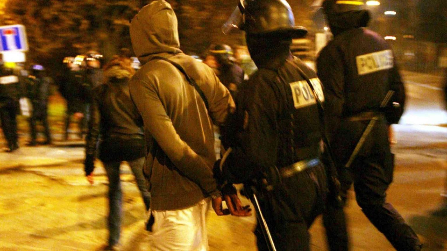 Quarantena prolungata a Parigi: la violenza contagia le banlieue