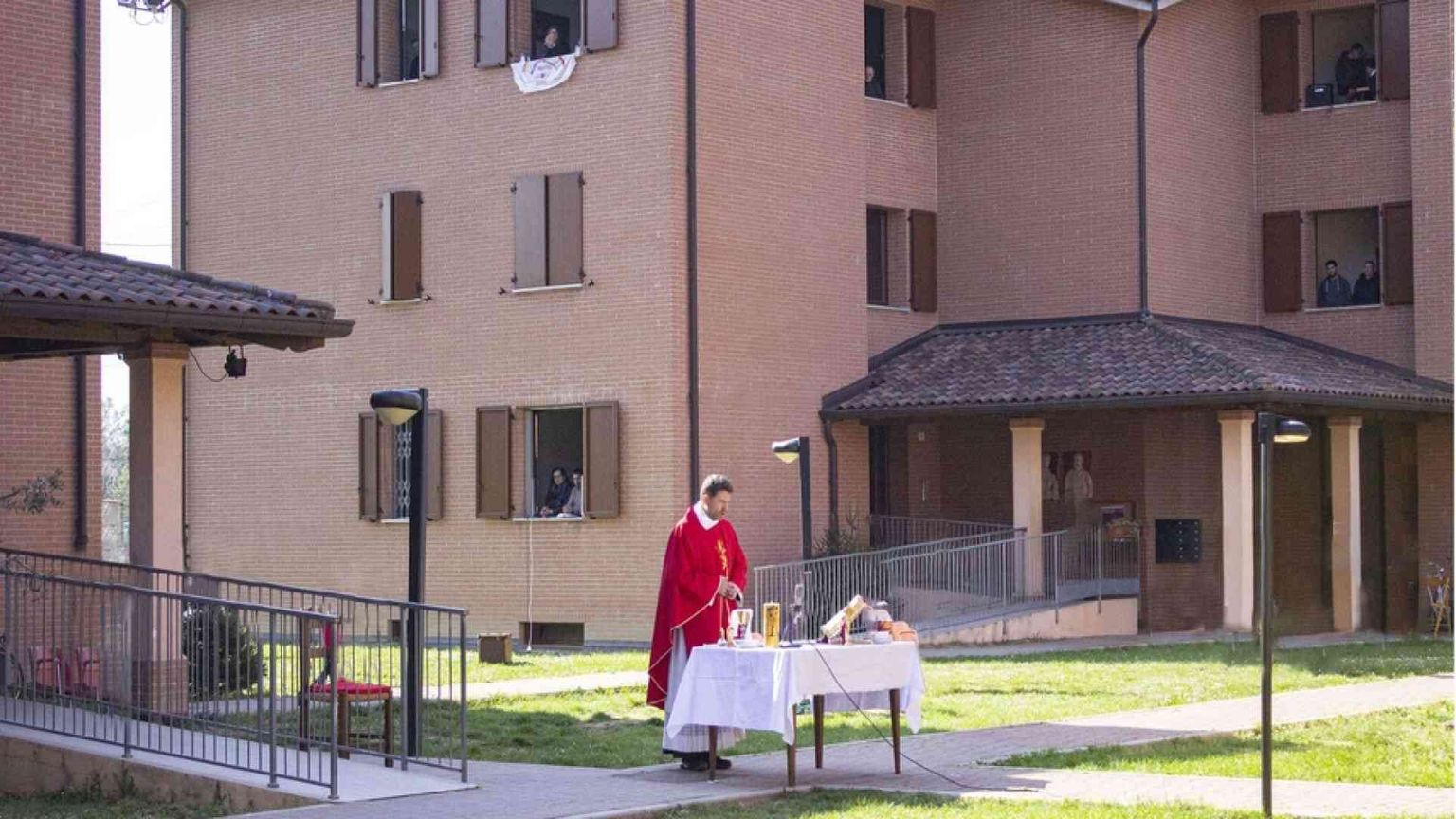 Quelle Messe all’aperto nel Villaggio della speranza