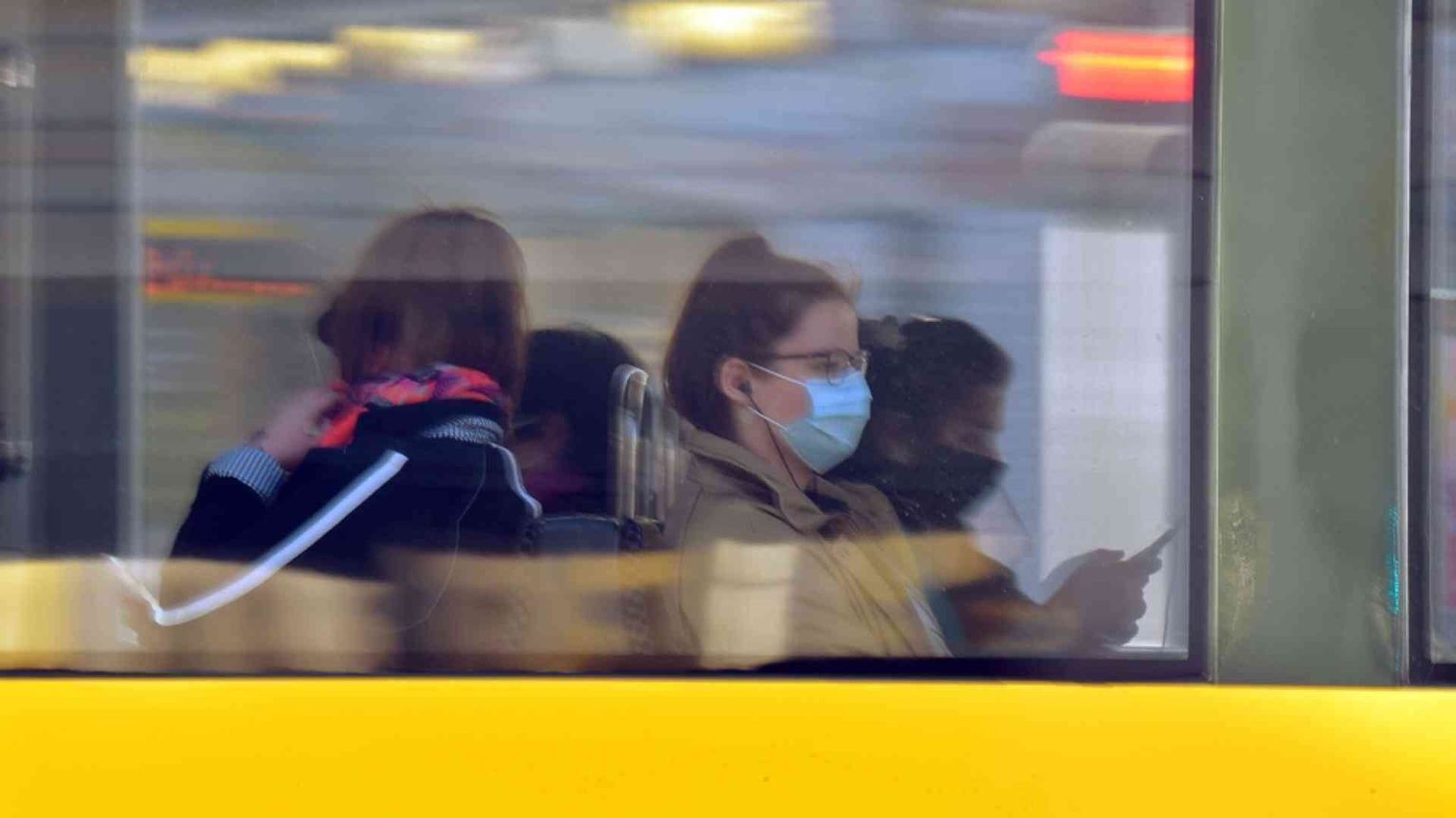 Il Covid circola meno, ma ci sono "molti piccoli focolai"