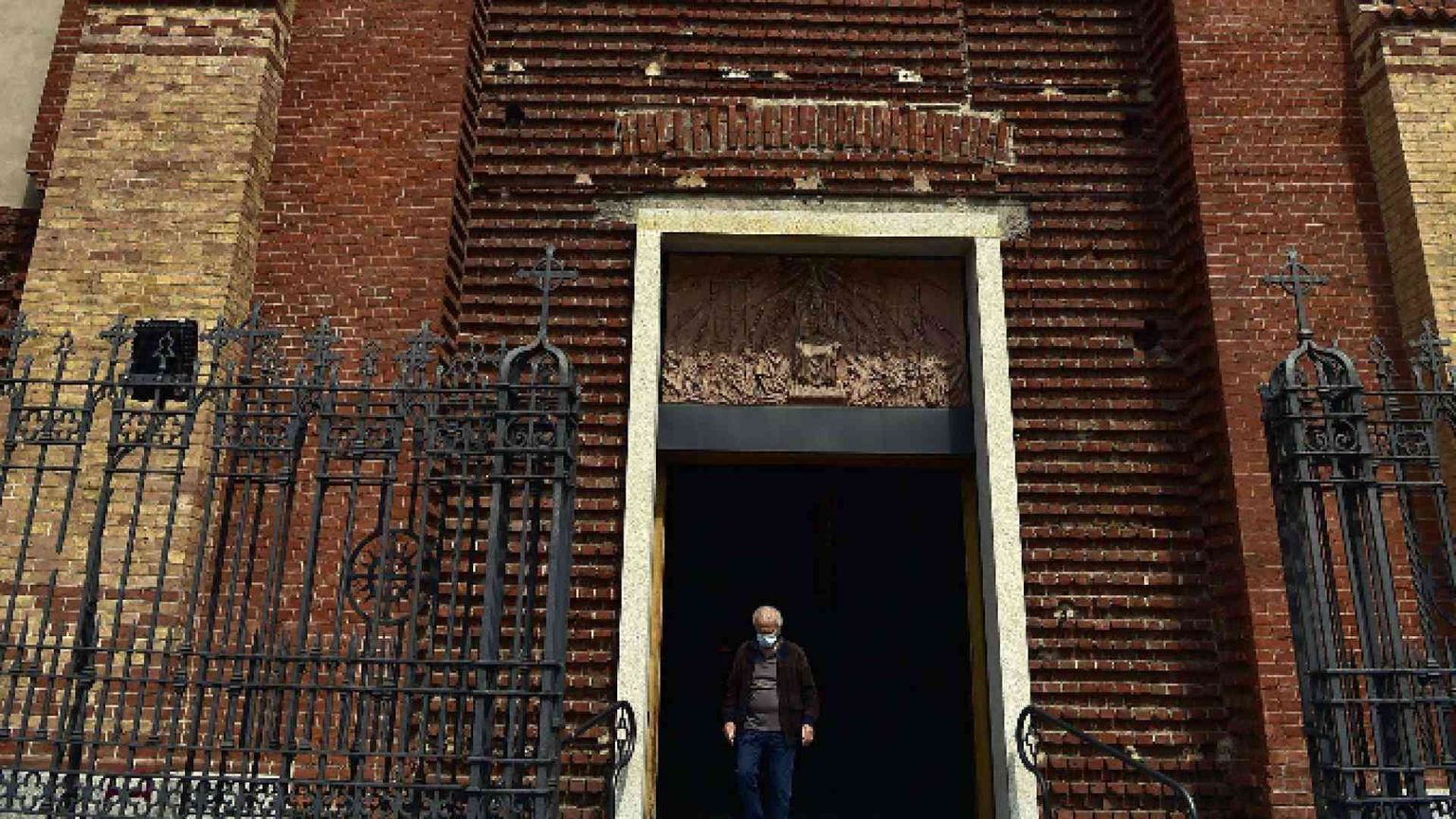 Delpini: «Un fondo per le parrocchie povere». E ci mette il suo «stipendio»