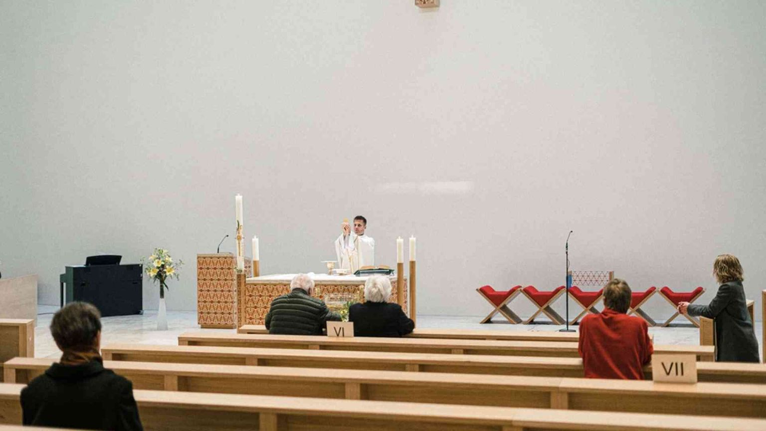 Numero chiuso e fedeli distanziati: così le Messe dall'Europa agli States