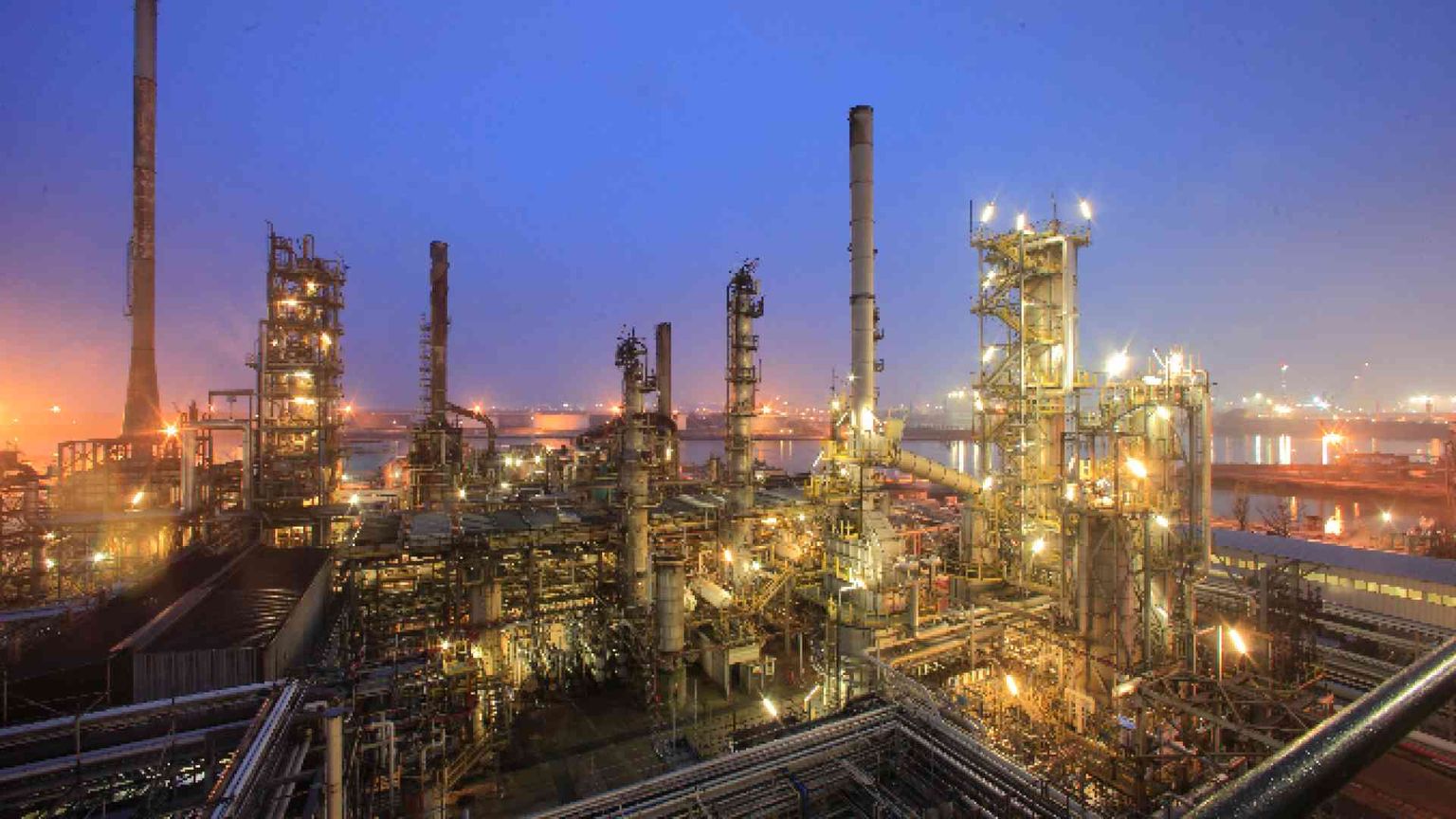 Raffinerie e benzinai: l'Italia che soffre la crisi del petrolio