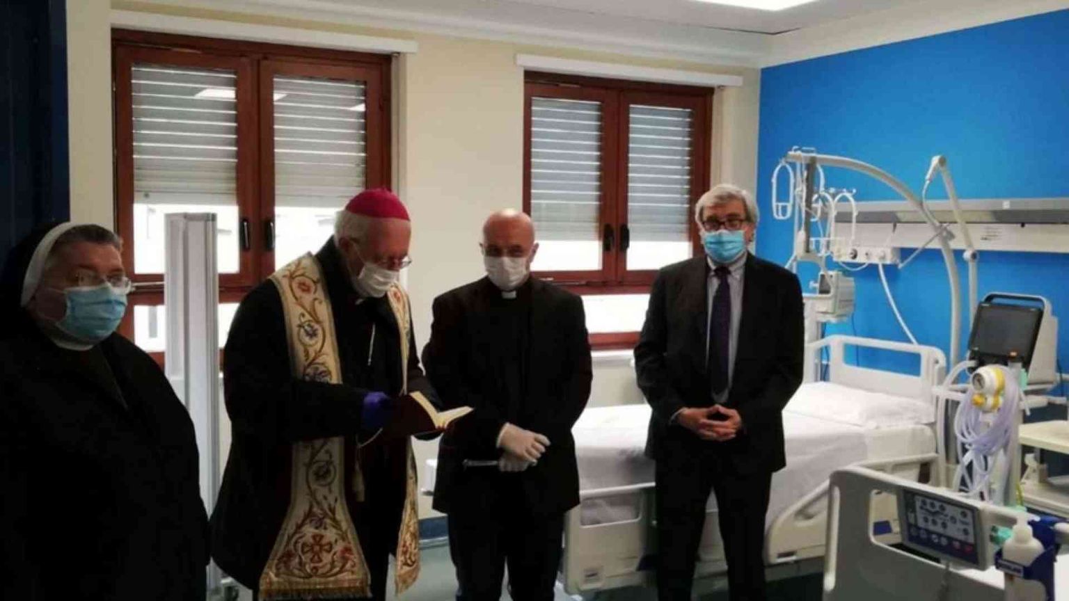 Nosiglia benedice il nuovo reparto di terapia intensiva del Cottolengo