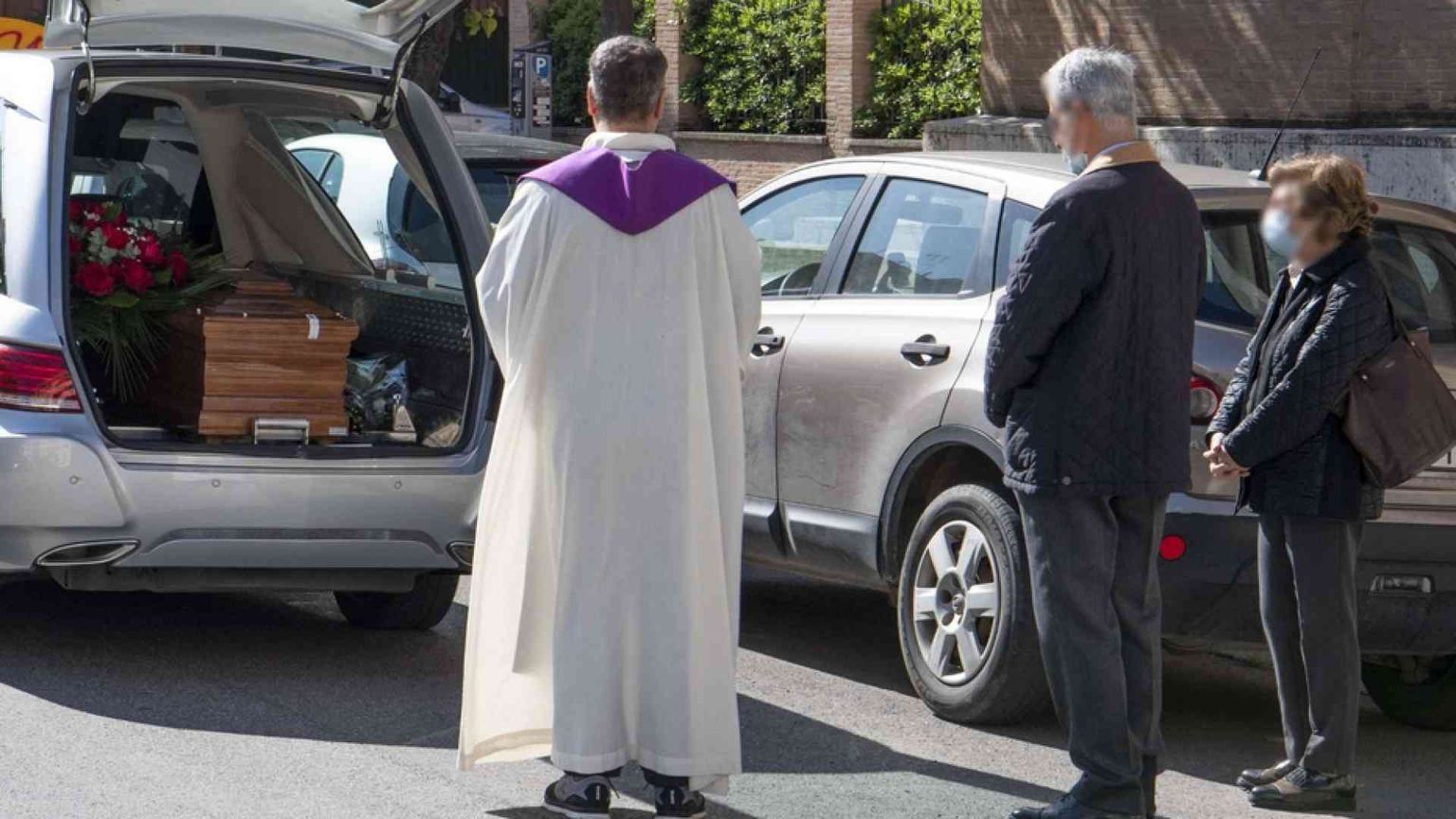 La Cei ai parroci: ecco le indicazioni per celebrare i funerali