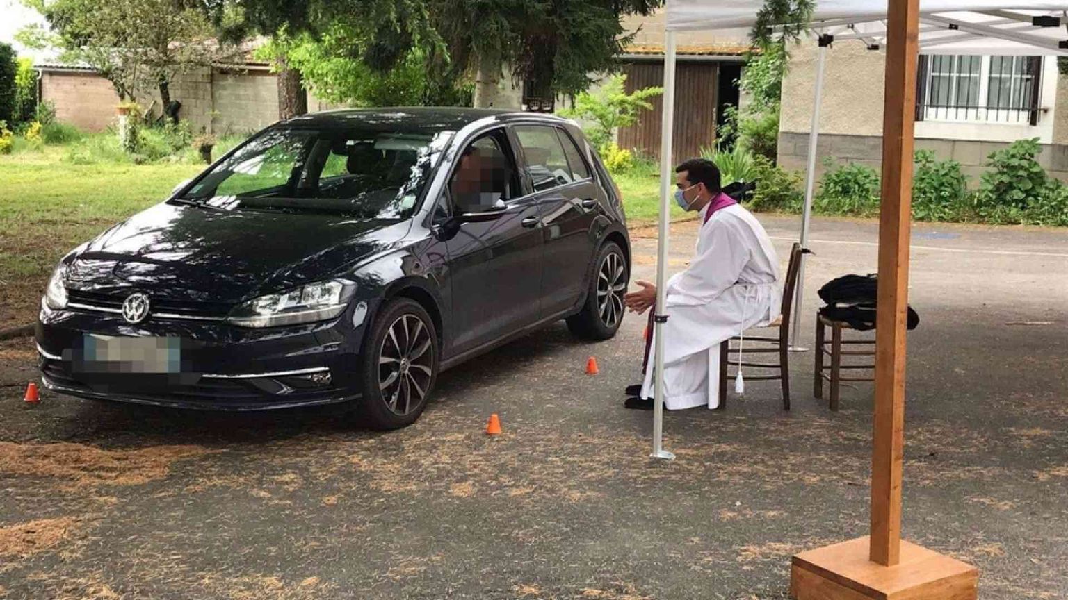 Francia, a Limoges il parroco confessa i fedeli nelle loro auto