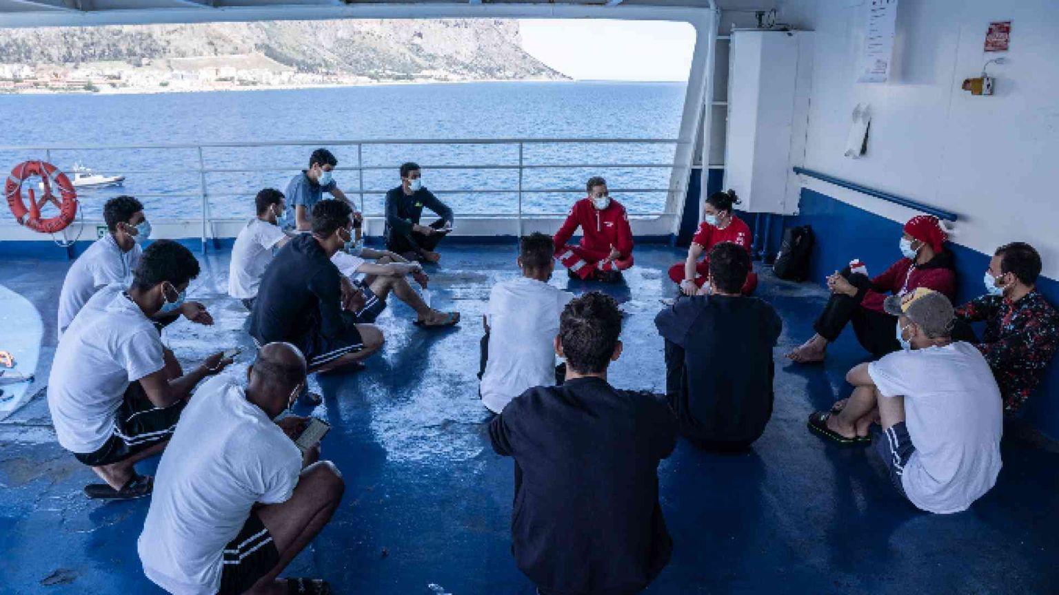 Lasciati all'addiaccio a Lampedusa. La parrocchia denuncia e offre un riparo