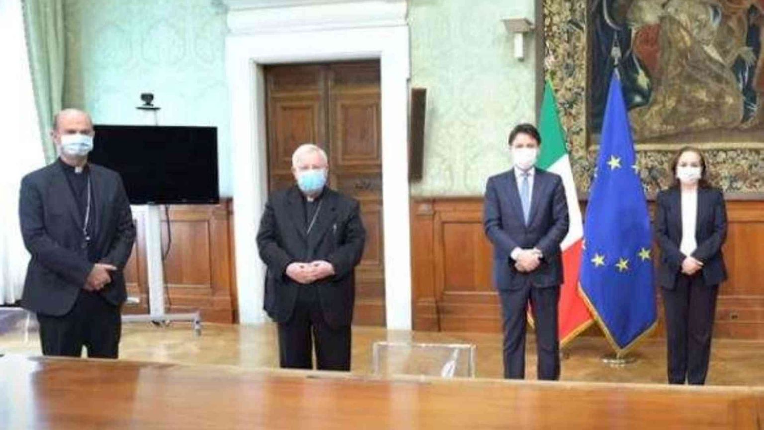 Messe aperte ai fedeli dal 18 maggio. Guanti e mascherine per l'eucaristia