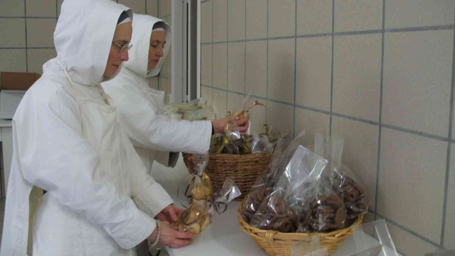 Le monache di Camporeggiano e quei biscotti rimasti in magazzino...
