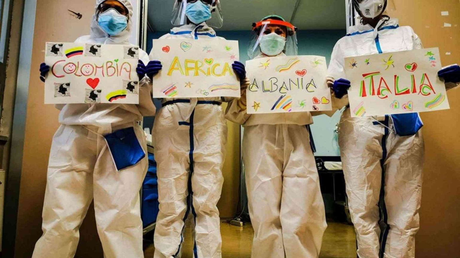 Papa Francesco, elogio di infermieri e ostetriche: "Servitori della vita"