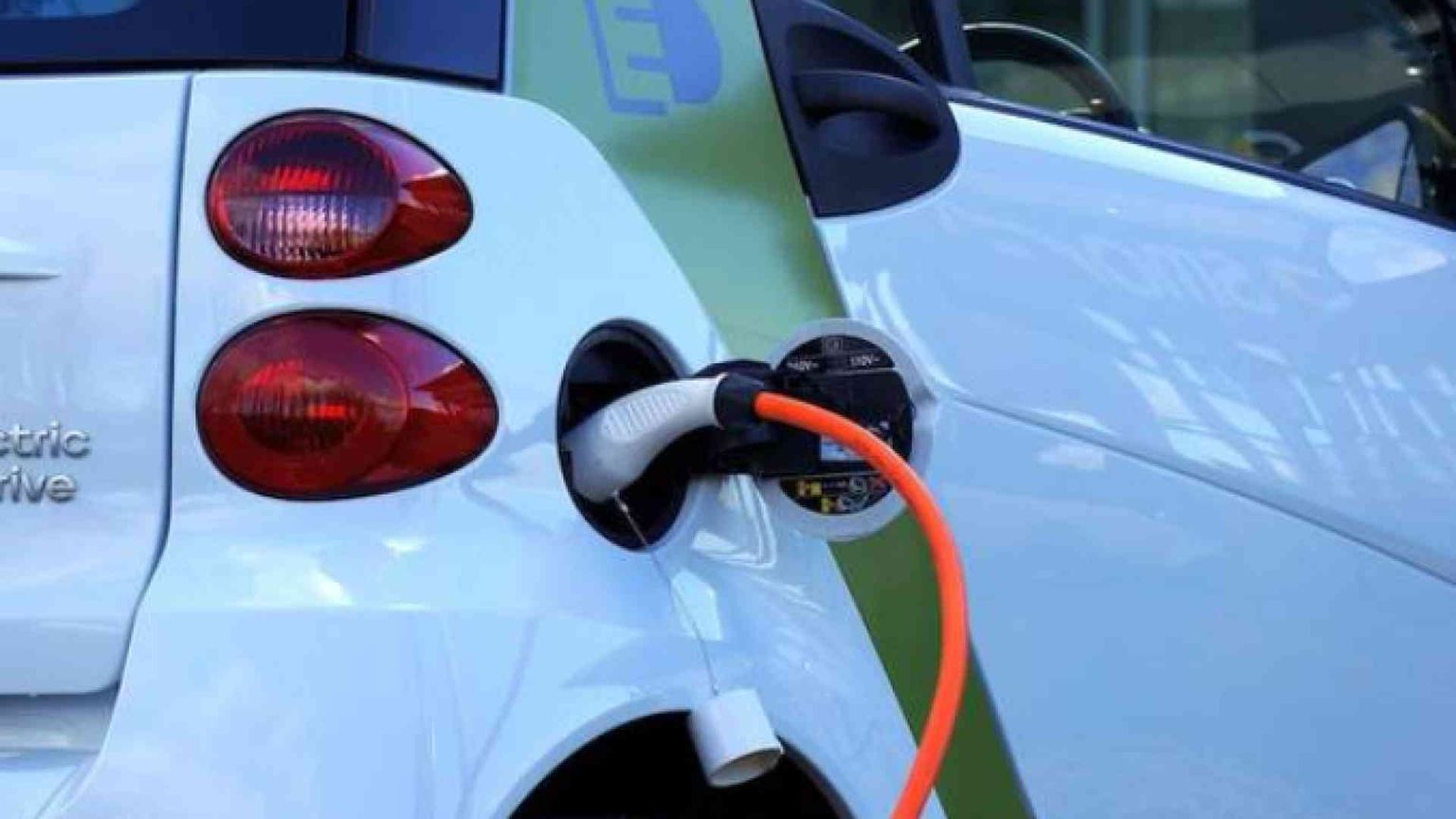 Ignorata e umiliata, così si uccide l’automobile